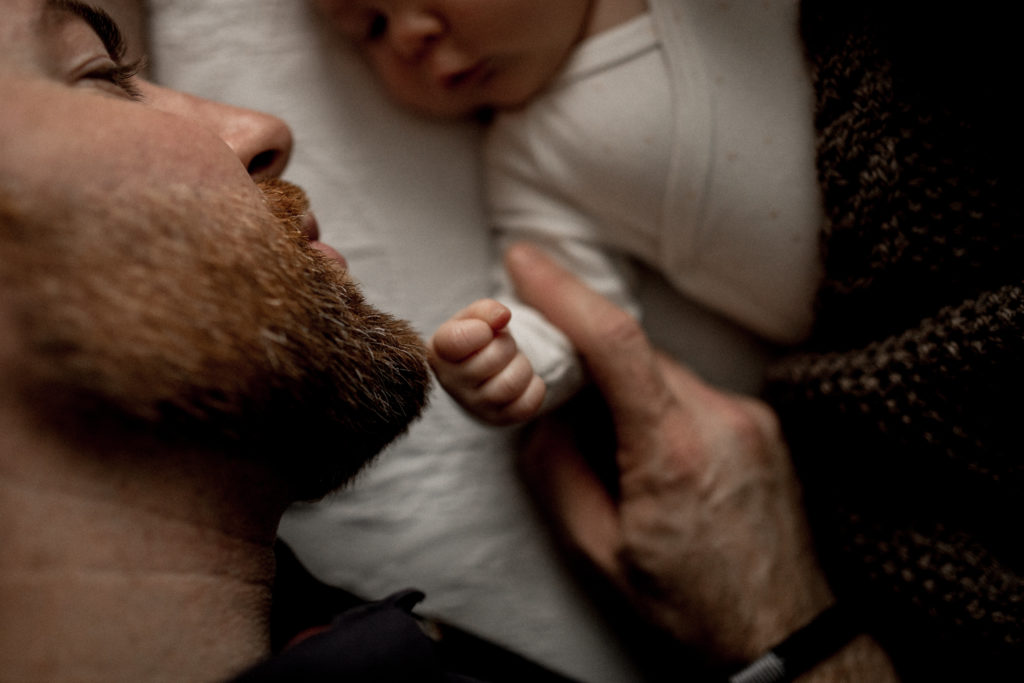 reportage photo nouveau né domicile pontault combault - seance photo nouveau ne marne la vallee - photographe allaitement et maternage paris - photo quotidien nouveau né paris - dalale shoeir photographe