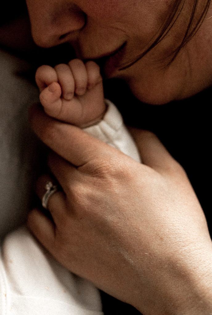reportage photo nouveau né domicile pontault combault - seance photo nouveau ne marne la vallee - photographe allaitement et maternage paris - photo quotidien nouveau né paris - dalale shoeir photographe