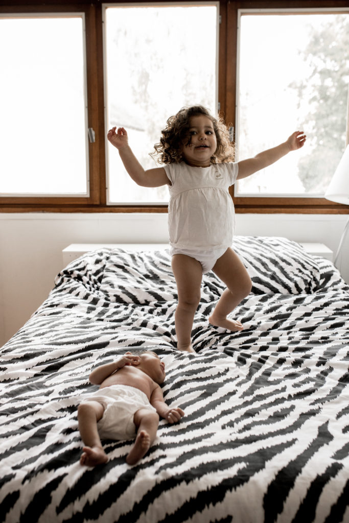 reportage photo nouveau né domicile pontault combault - seance photo nouveau ne marne la vallee - photographe allaitement et maternage paris - photo quotidien nouveau né paris - dalale shoeir photographe