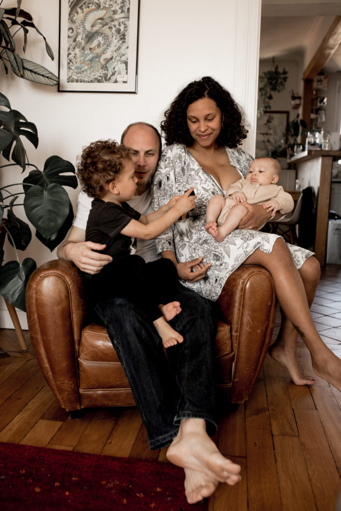 reportage photo nouveau né domicile pontault combault - seance photo nouveau ne marne la vallee - photographe allaitement et maternage paris - photo quotidien nouveau né paris - dalale shoeir photographe