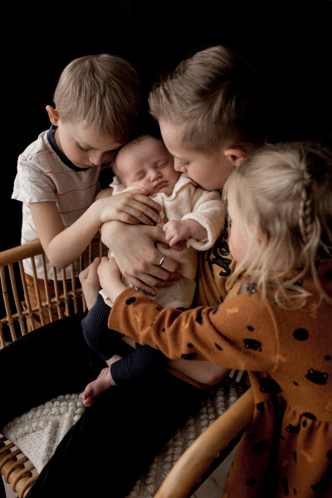 reportage photo nouveau né domicile pontault combault - seance photo nouveau ne marne la vallee - photographe allaitement et maternage paris - photo quotidien nouveau né paris - dalale shoeir photographe