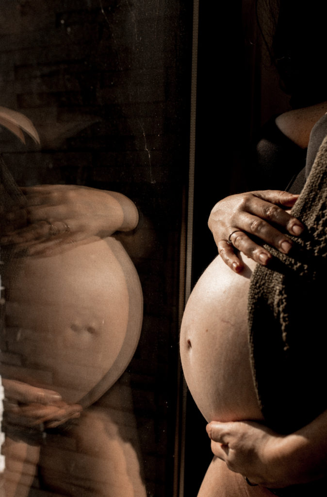 - photographe lifestyle grossesse - photographe maternage intime pontault combault - photos femme einceinte a domicile paris - photos intimes grossesse - dalale shoeir photographe