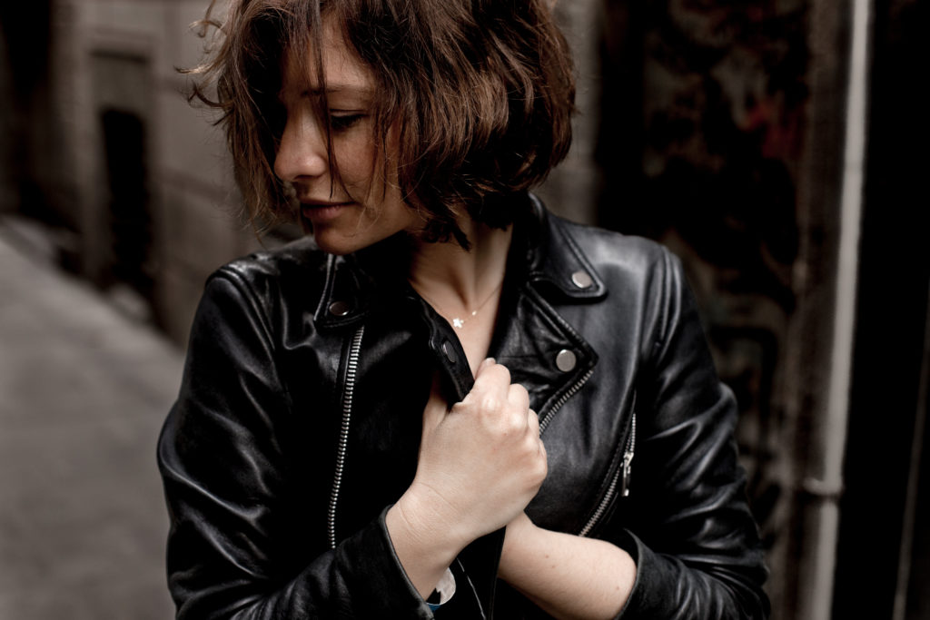 - Photographe portraits femme entrepreneur pontault combault ile de france - portraits intimes de femme pontault combault - seance photo portrait lifestyle ile de france - reportage photo entrepreneur seine et marne