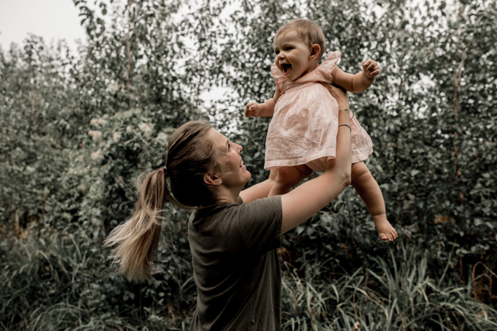 photographe famille lifestyle marne la vallée - photographe lifestyle pontault combault - seances photo famille exterieur - reportage photos de famille au naturel - dalale shoeir photographe seine et marne