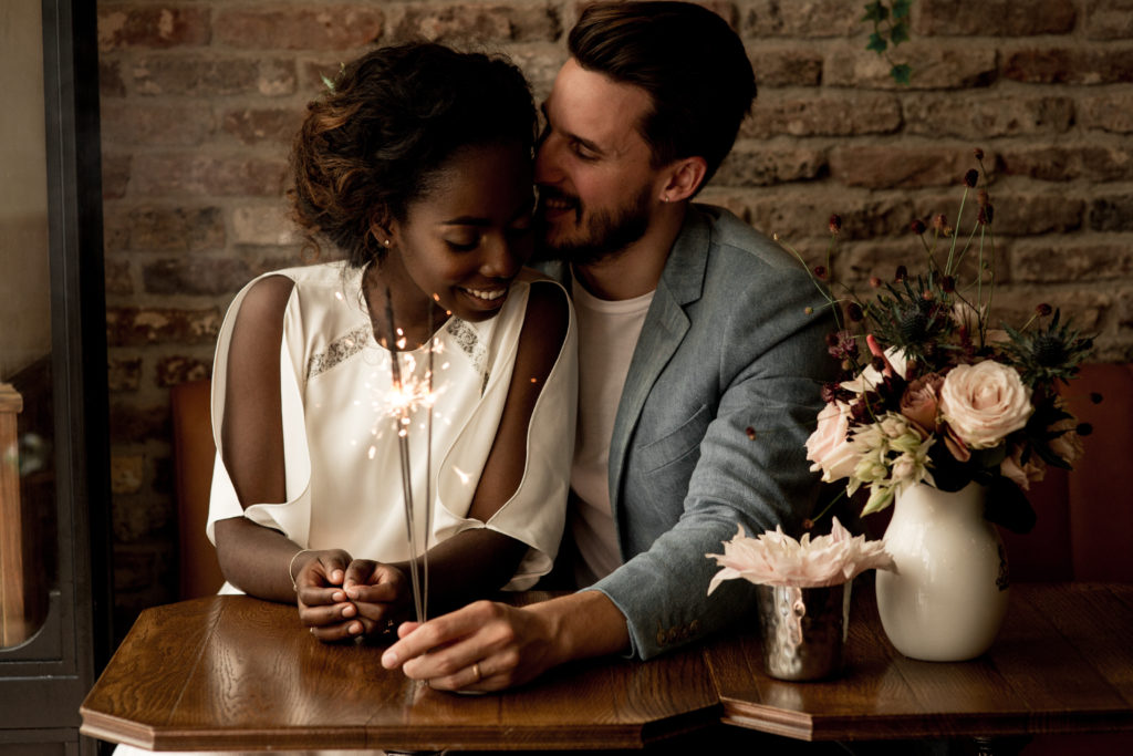 - seance photo couple mariage lifestyle - photos des maries - seance engagement ile de france - photographe mariage lifestyle seine et marne - inspiration photos de couple mariage paris - dalale shoeir photographe