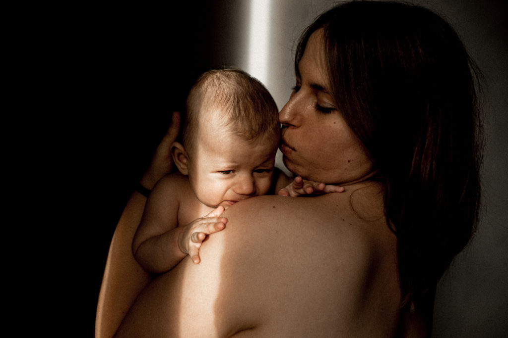 reportage photo nouveau né domicile pontault combault - seance photo nouveau ne marne la vallee - photographe allaitement et maternage paris - photo quotidien nouveau né paris - dalale shoeir photographe