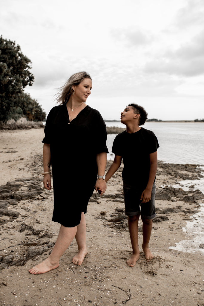 photographe lifestyle paris - photographe famille marne la vallee - creer des souvenirs de famille - reportage photos famille en exterieur - pontault combault - dalale shoeir photographe