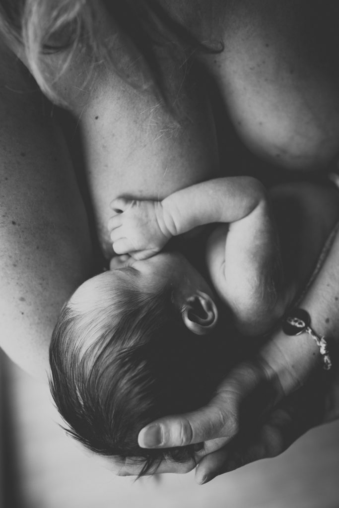 reportage photo nouveau né domicile pontault combault - seance photo nouveau ne marne la vallee - photographe allaitement et maternage paris - photo quotidien nouveau né paris - dalale shoeir photographe