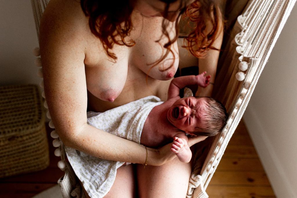 photo du nouveau-né après l'allaitement