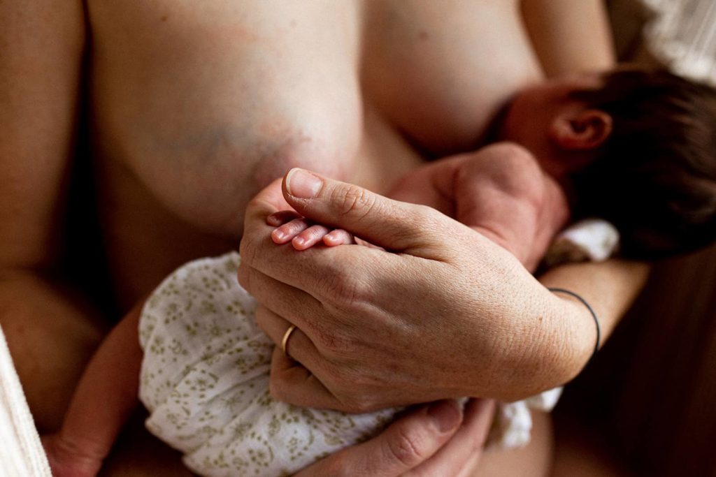 détail sur les mains d'un nouveau-né lors d'un shooting naissance en famille