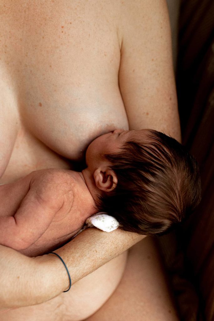 photo de la mère donnant le sein à son nouveau-né