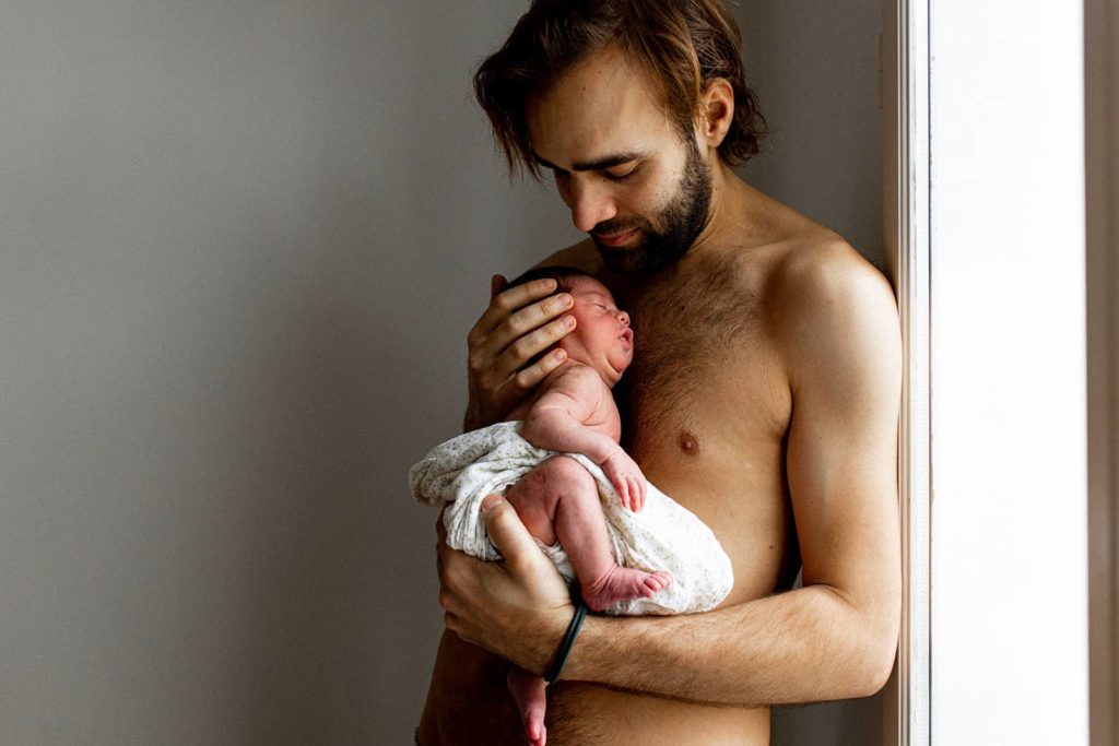 photo de famille heureuse avec le père tenant son nouveau-né dans ses bras
