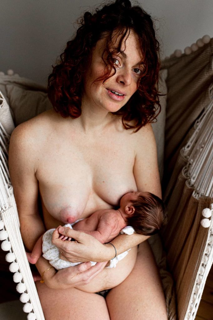 photo de la mère tenant son nouveau-né dans ses bras